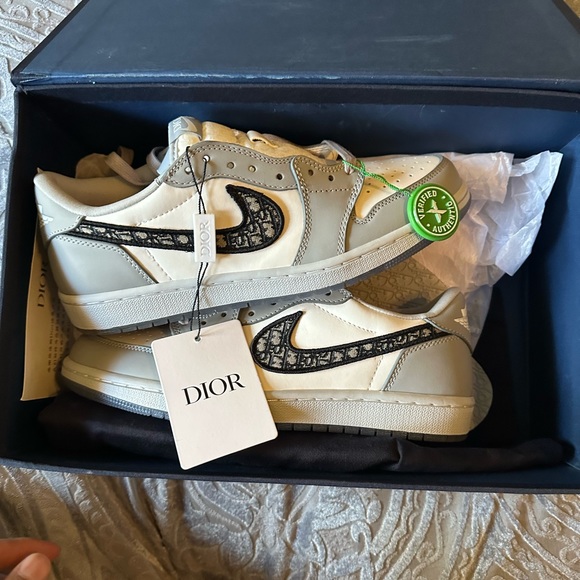 Sell my brand new Jordans Dior on original box size 10.5 - Picture 3 of 4